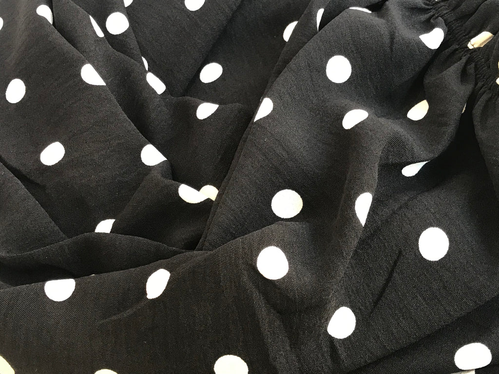Vestido Largo Negro de Lunares – Tirantes Finos y Abertura Lateral