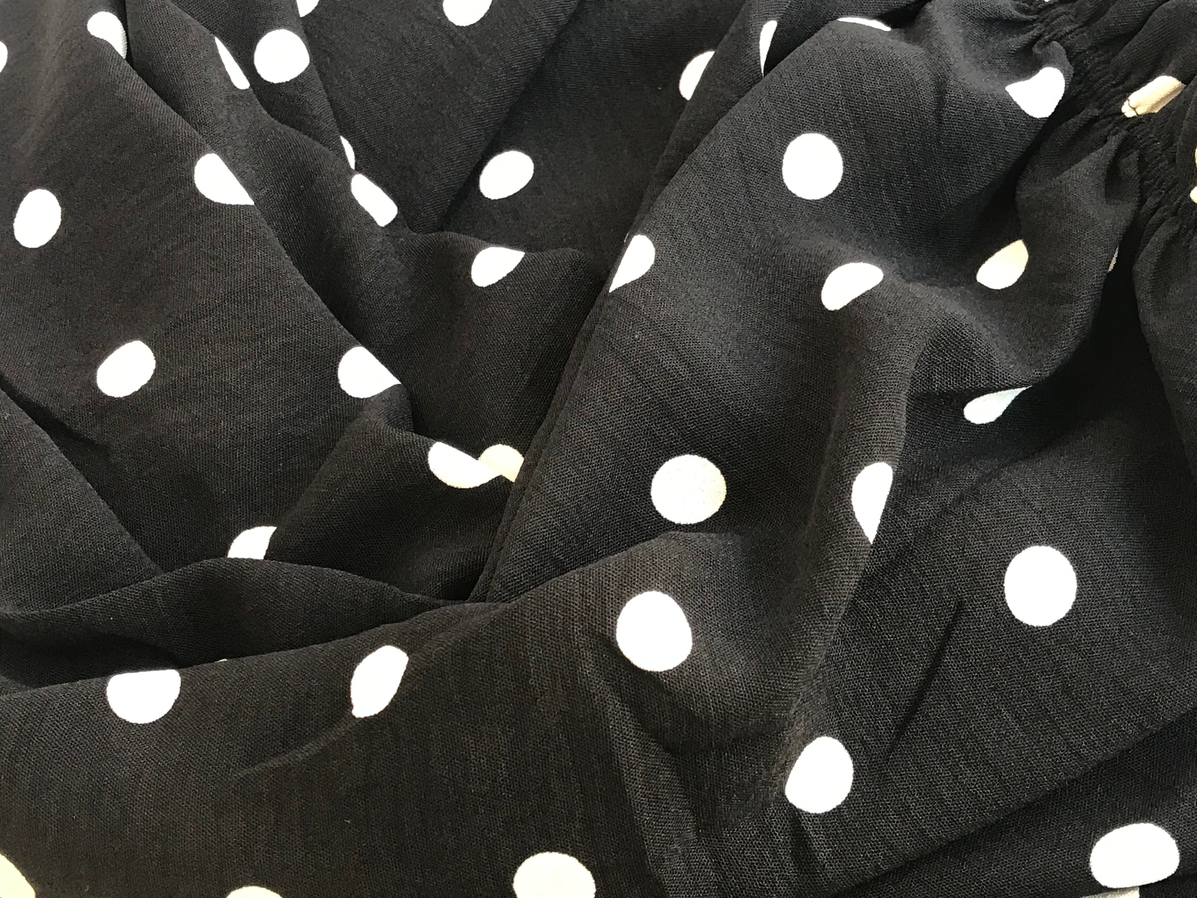 Vestido Largo Negro de Lunares – Tirantes Finos y Abertura Lateral