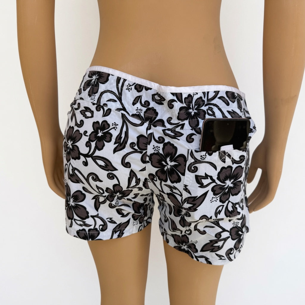 Shorts Playeros con Estampado Floral Negro y Bolsillo para Móvil - Estilo Tropical