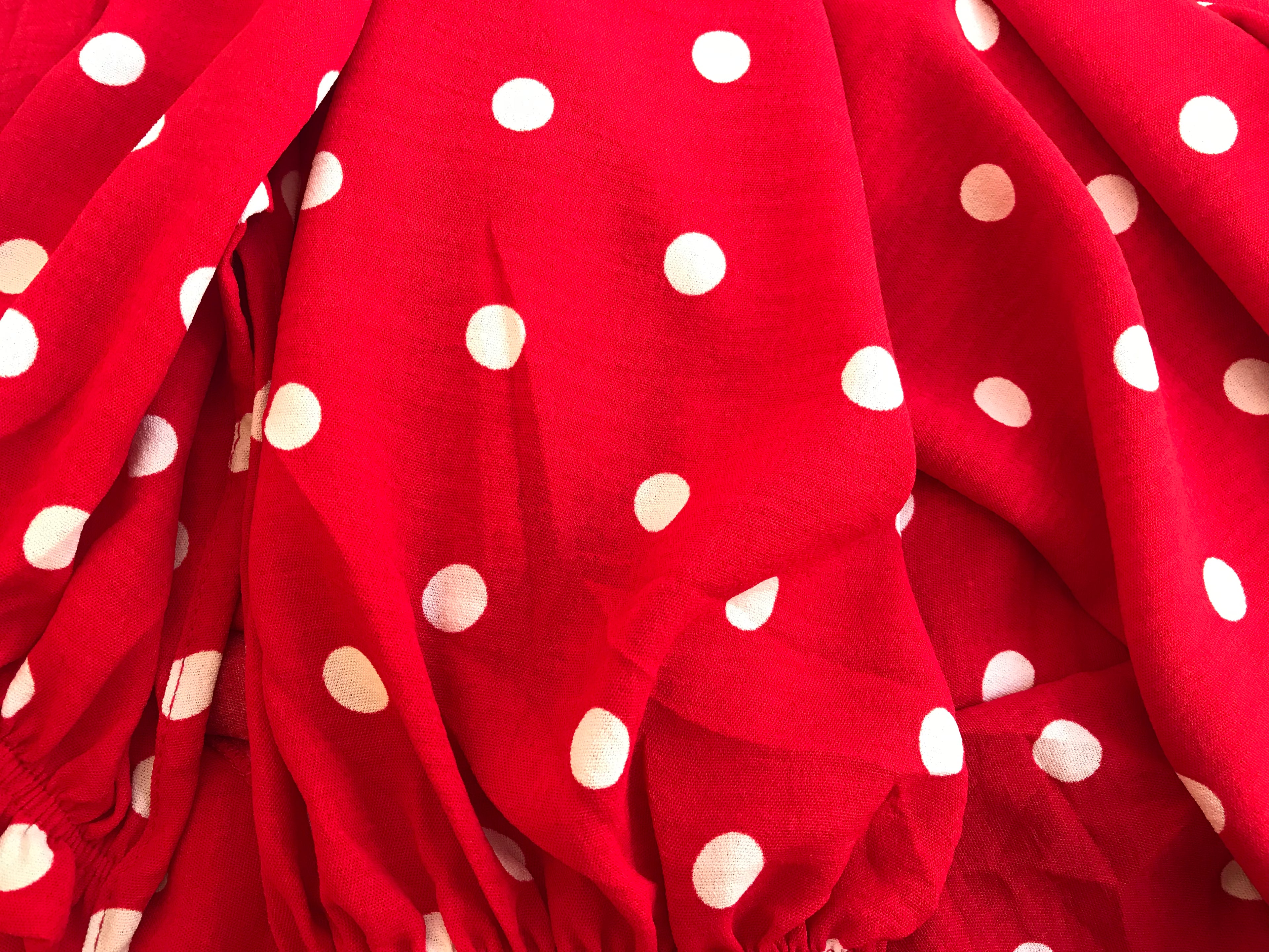 Vestido Largo Rojo de Lunares – Tirantes Finos y Abertura