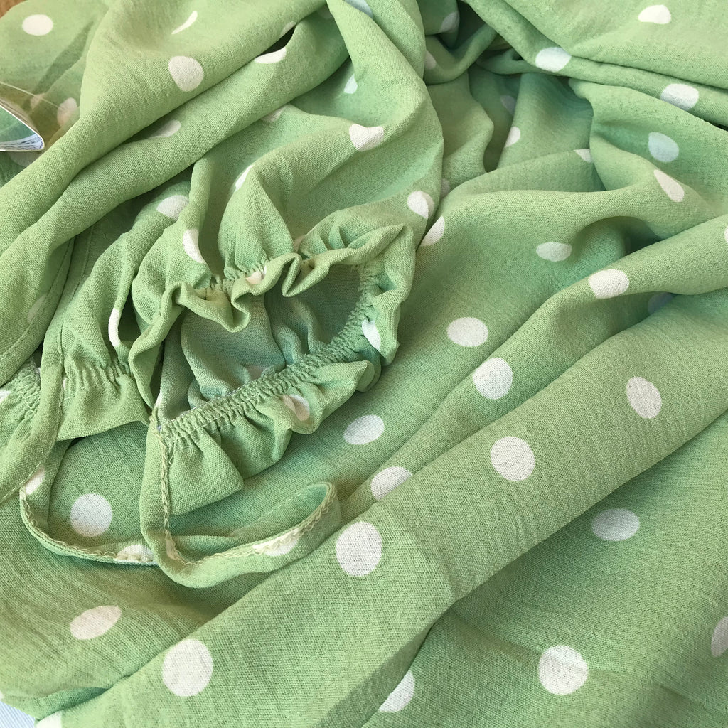 Vestido Largo Verde Pistacho de Lunares – Tirantes Finos y Abertura Lateral