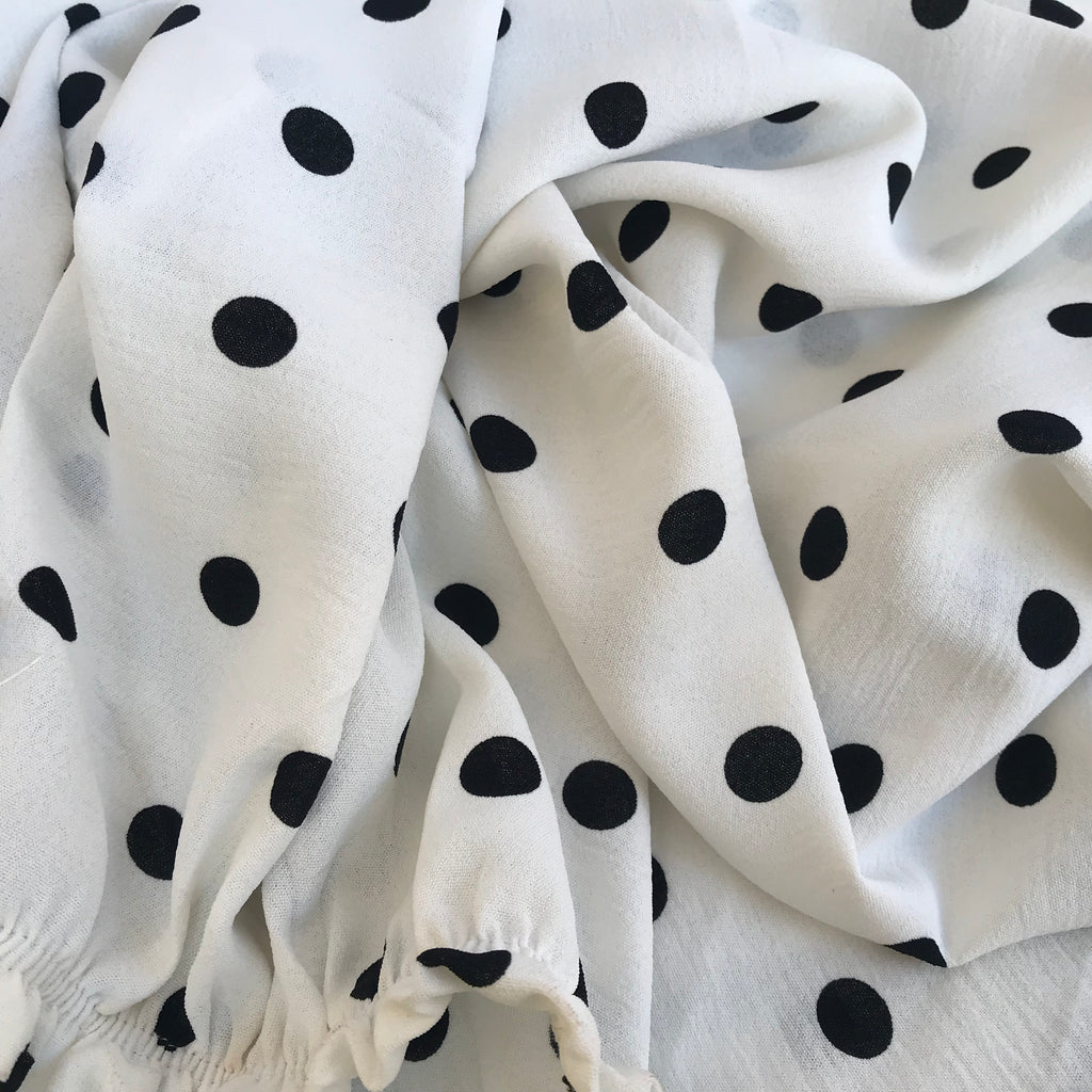 Vestido Largo Blanco de Lunares Negros – Tirantes Finos y Abertura Lateral
