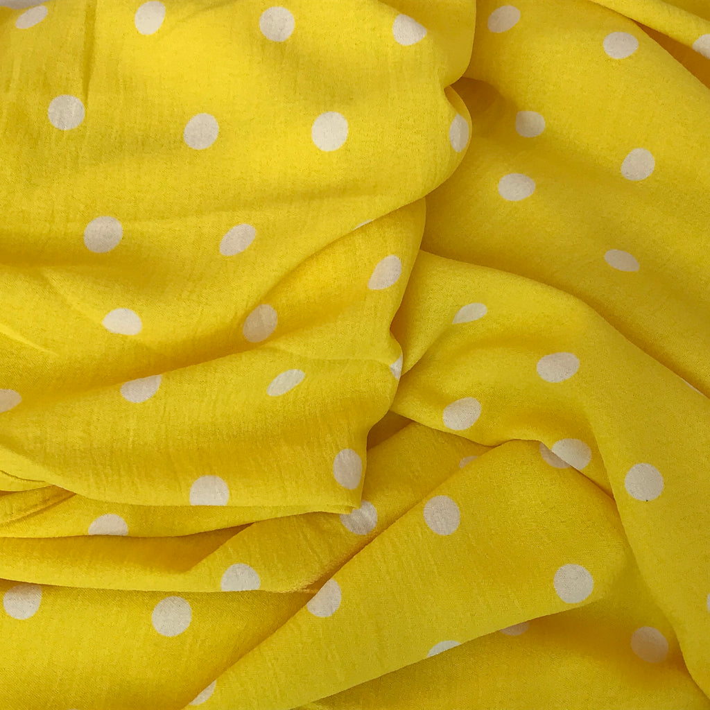 Vestido Largo de Lunares Amarillo – Tirantes Finos y Corte Fluido