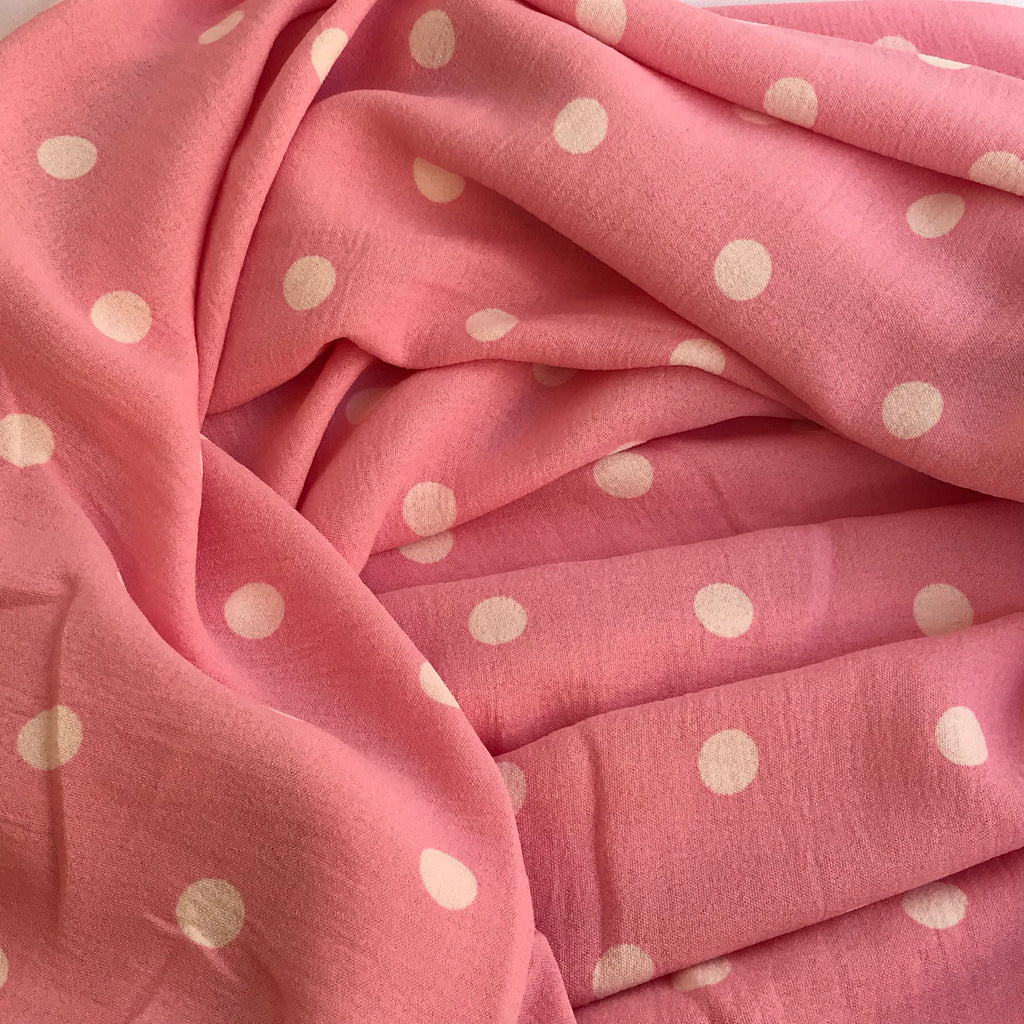 Vestido Largo Rosa de Lunares – Tirantes Finos y Corte Fluido