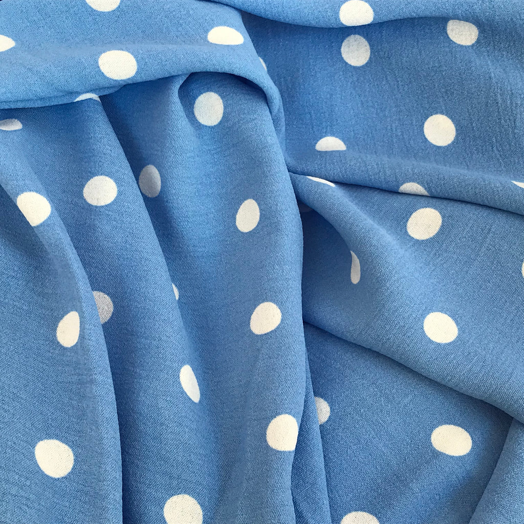 Vestido Largo Azul Celeste de Lunares – Tirantes Finos y Abertura Lateral