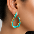 Aretes tipo gota orgánica con acabado dorado e incrustaciones turquesa