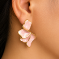 Pendientes Flor Abstracta – Acabado Dorado con Esmalte Rosa palo