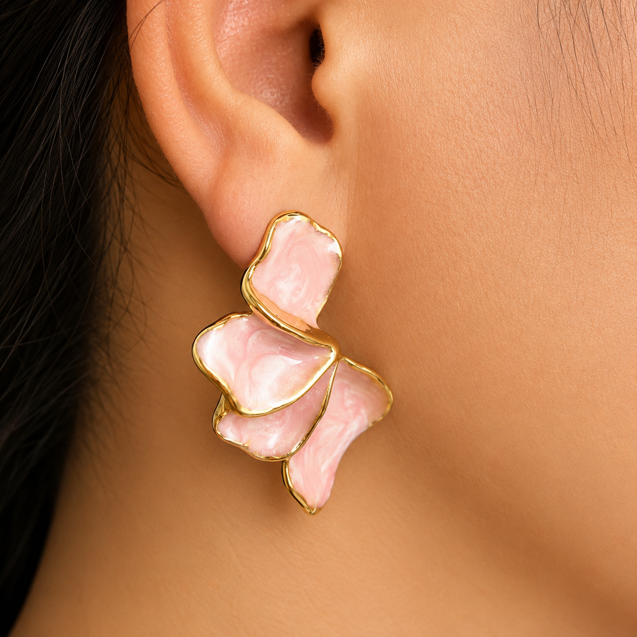 Pendientes Flor Abstracta – Acabado Dorado con Esmalte Rosa palo
