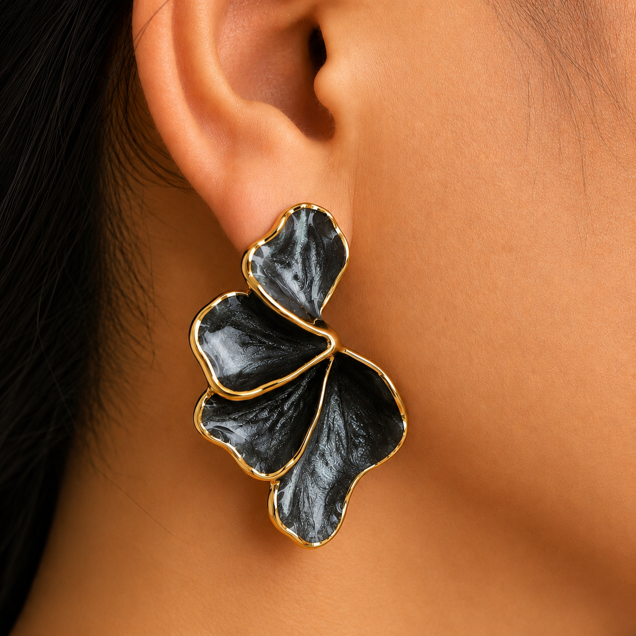 Pendientes Flor Abstracta – Acabado Dorado con Esmalte Negro