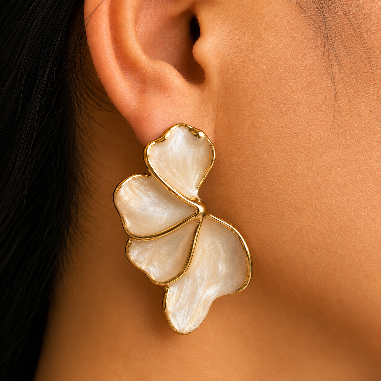 Pendientes Flor Abstracta – Acabado Dorado con Esmalte blanco Perlado