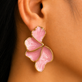 Pendientes Flor Abstracta – Acabado Dorado con Esmalte Rosa