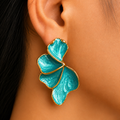 Pendientes Flor Abstracta – Acabado Dorado con Esmalte Verde Turquesa