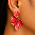 Pendientes Flor Abstracta – Acabado Dorado con Esmalte Rojo