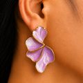 Pendientes Flor Abstracta – Acabado Dorado con Esmalte Lila