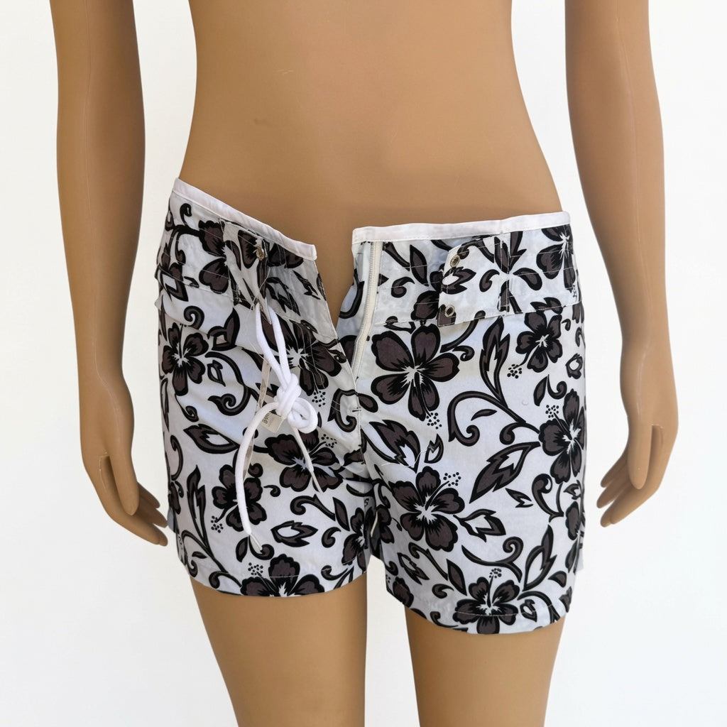 Shorts Playeros con Estampado Floral Negro y Bolsillo para Móvil - Estilo Tropical